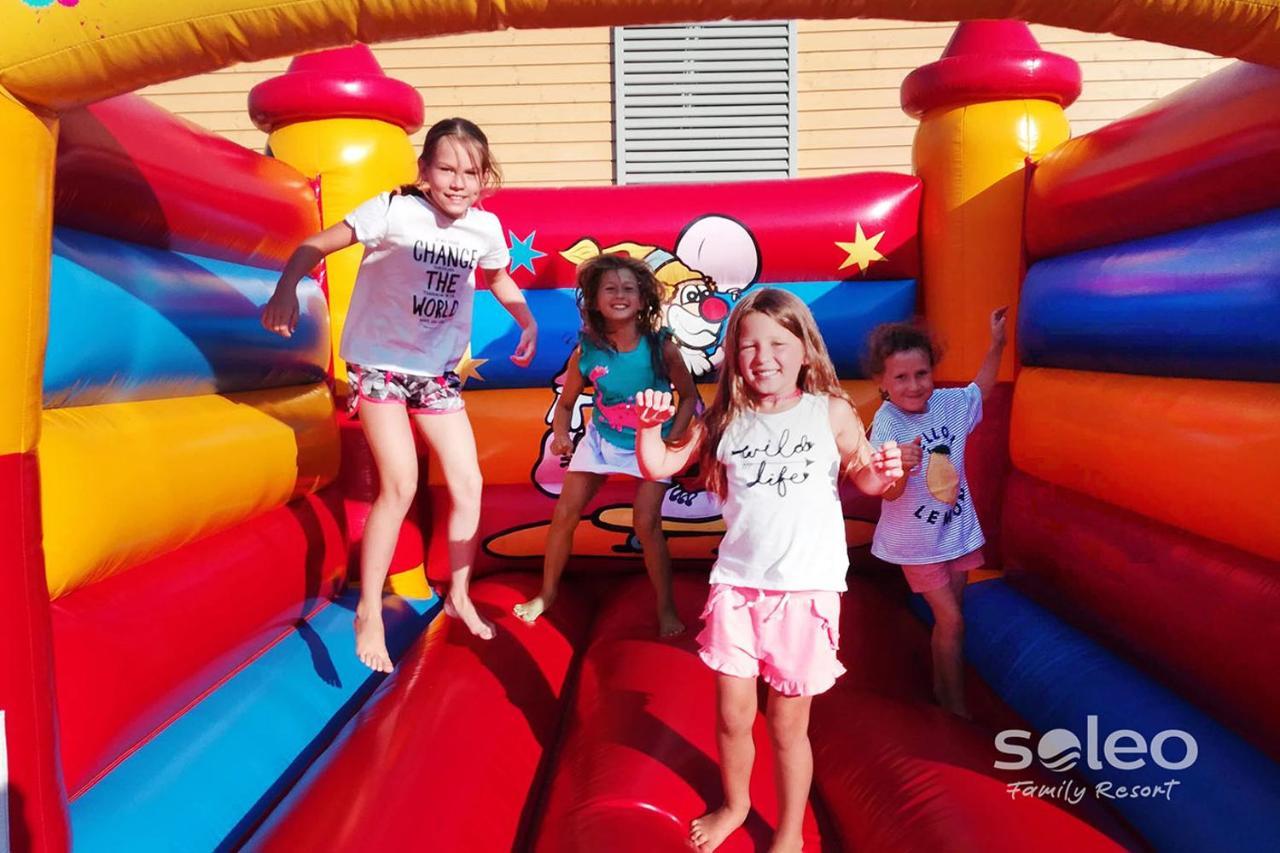 Soleo Family Resort - Domki 3 Min Od Morza - 3 Baseny, 4 Jacuzzi, Sauna, Animacje, Malpi Gaj, 3 Sale Zabaw, 4 Place Zabaw, 2 Restauracje רבאל מראה חיצוני תמונה